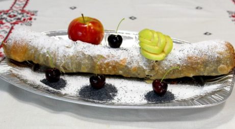 Domáca ťahaná štrúdľa MAKOVÁ S&nbsp;VIŠŇAMI (celá noha-pás) 900g