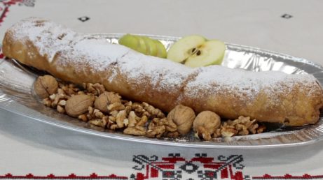 Domáca ťahaná štrúdľa ORECHOVÁ (celá noha-pás) 900g